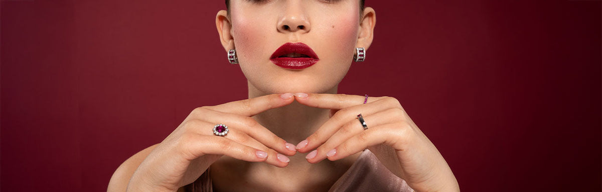 Model mit Rubinschmuck