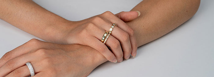 Hand mit drei Ringen