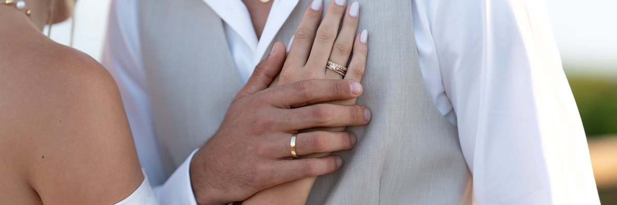 Hand mit drei Ringen